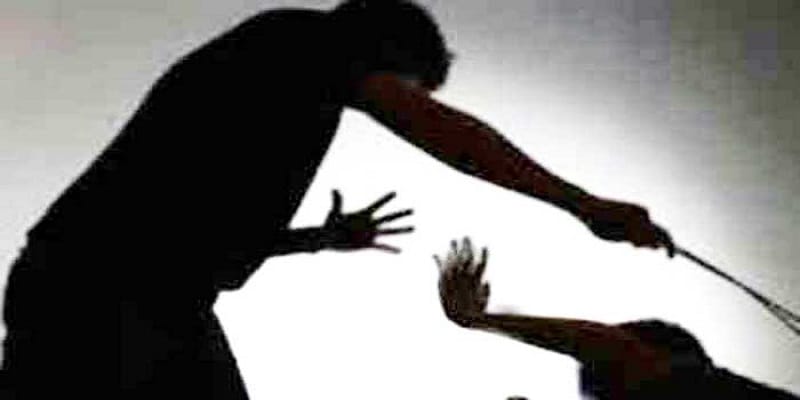 शिक्षक ने की छात्र की डंडों से पिटाई, घायल