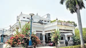 Queen of the Quive Road, Bachchan's 'Ten Door-bungala Bungalow'