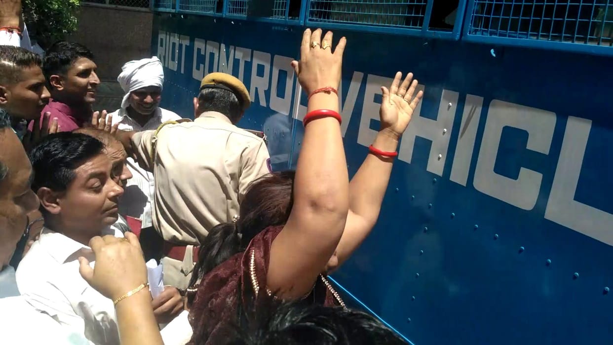 clash between asaram supporter outside jodhpur court 