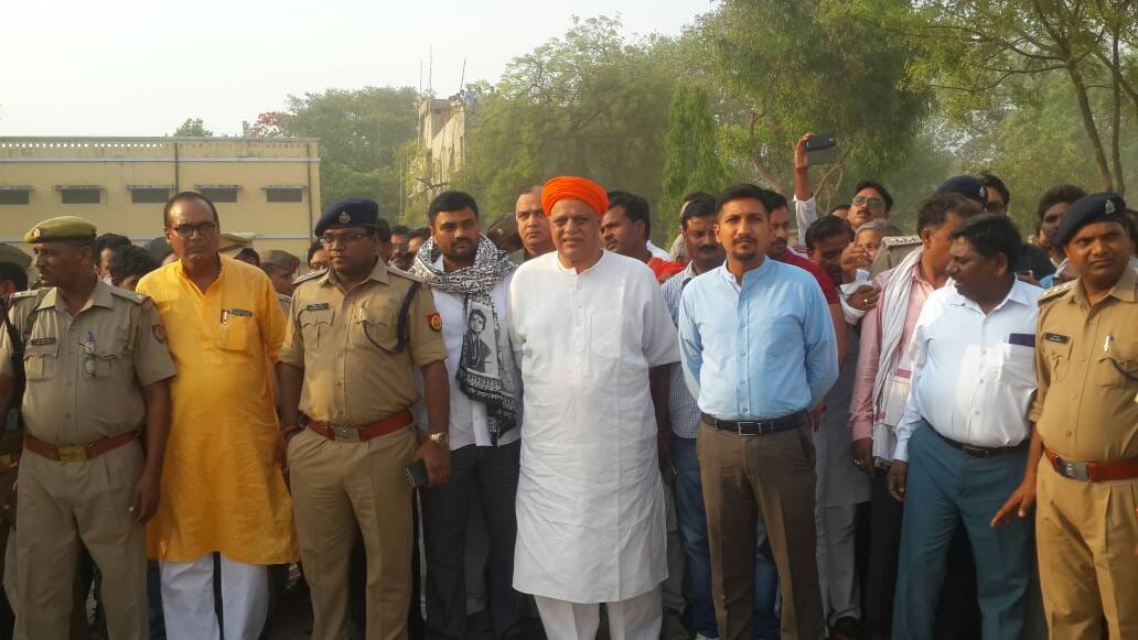 villagers are angry after bjp leaders trying to photo shoot with martyr