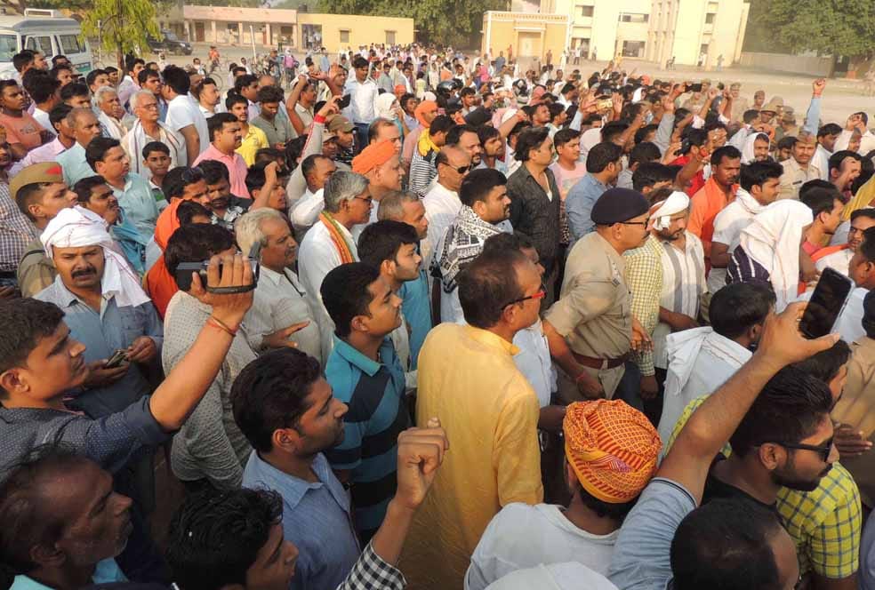 villagers are angry after bjp leaders trying to photo shoot with martyr