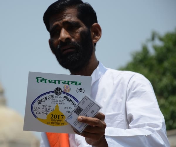BJP MLA reachers vidhansabha lucknow on a bullockcart.