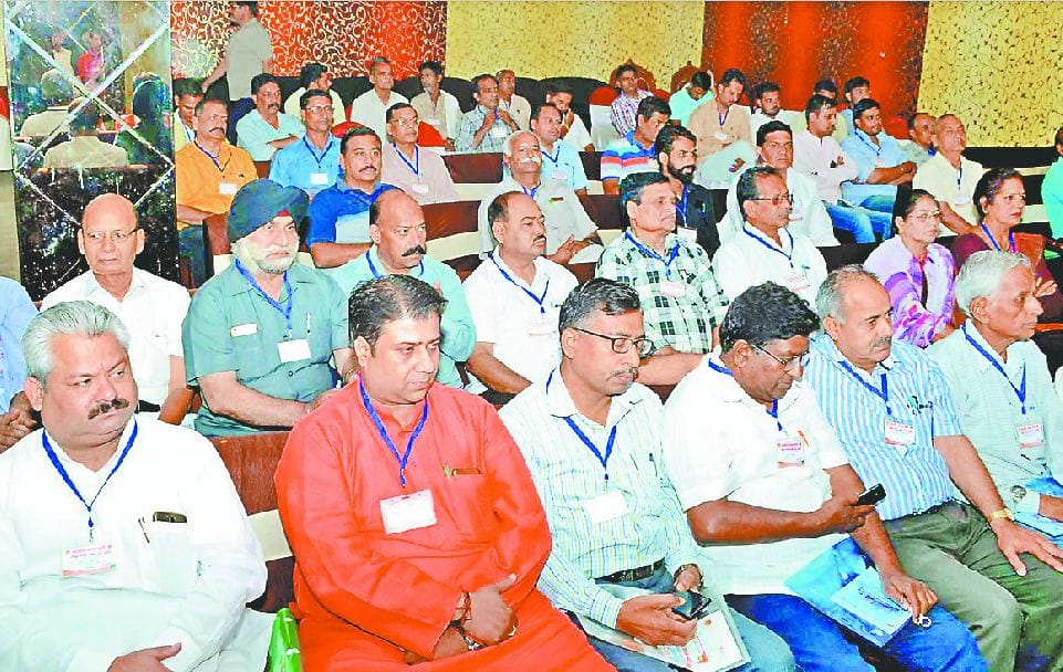 bjp leader attend phone call during national anthem