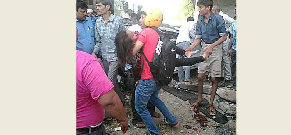car jumped from flyover in delhi 3 youth died