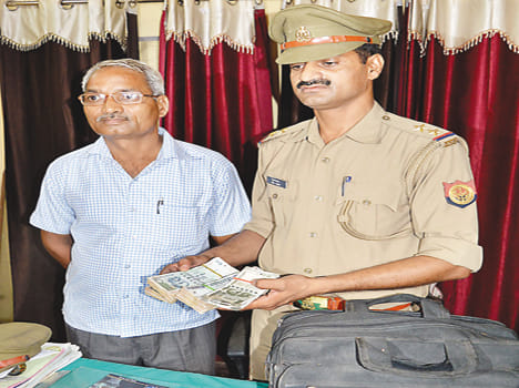 Giving Rs 41 thousand to the owner in the bag