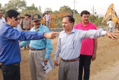 dm deepak rawat stuck in traffic jam