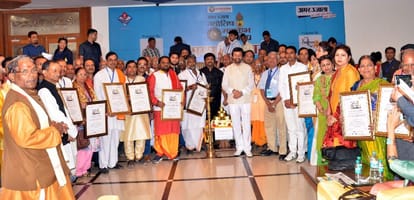 governor give award to jyotish ka padmesh in jyotish mahakumbh