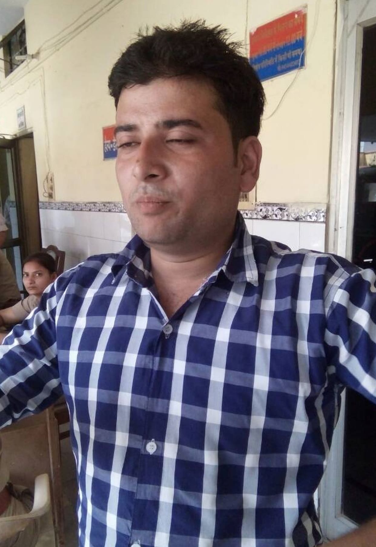 Loted 5.64 lakh with bookkeeper.