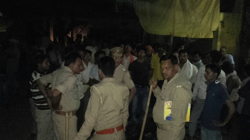 loot after shooting saraf in agra