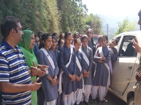 school girl protest against wine shop in nihal.