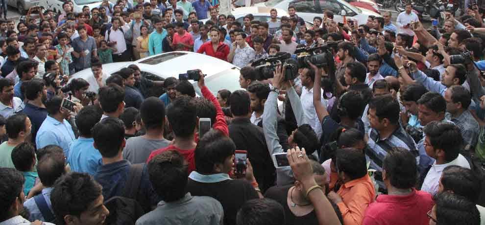 bollywood actress sana khan got in to trouble after crowed stuck her car in noida