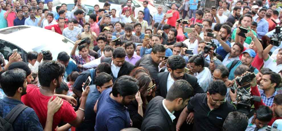 bollywood actress sana khan got in to trouble after crowed stuck her car in noida