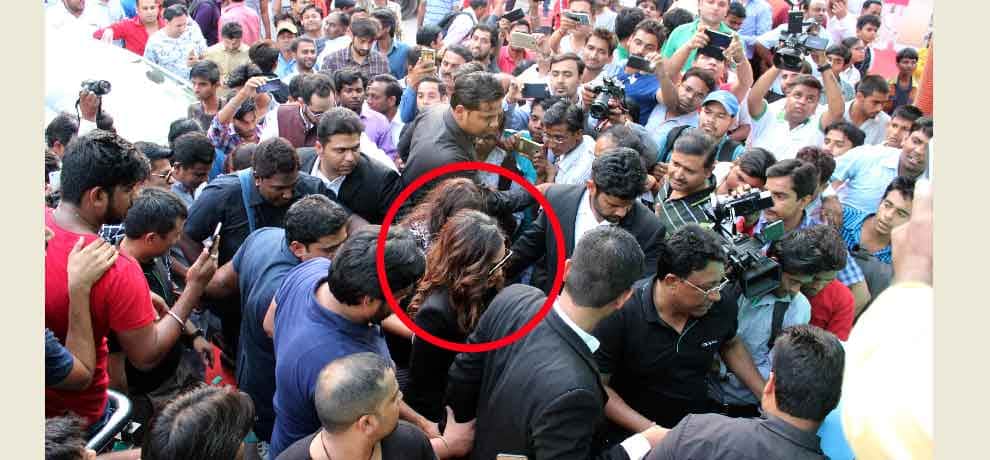 bollywood actress sana khan got in to trouble after crowed stuck her car in noida