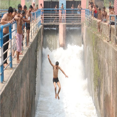 Alcohol, hubbub, fun and dangerous stunts, watching photos will shiver