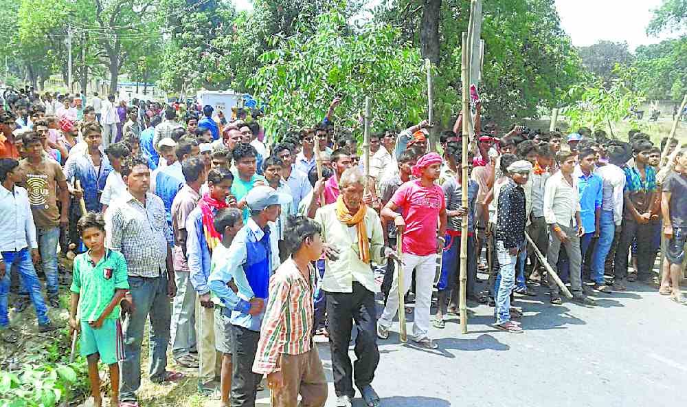 Agitated for the arrest of the accused in the murder, the jam