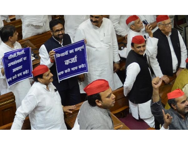 akhilesh yadav ignores uncle shivpal singh yadav.