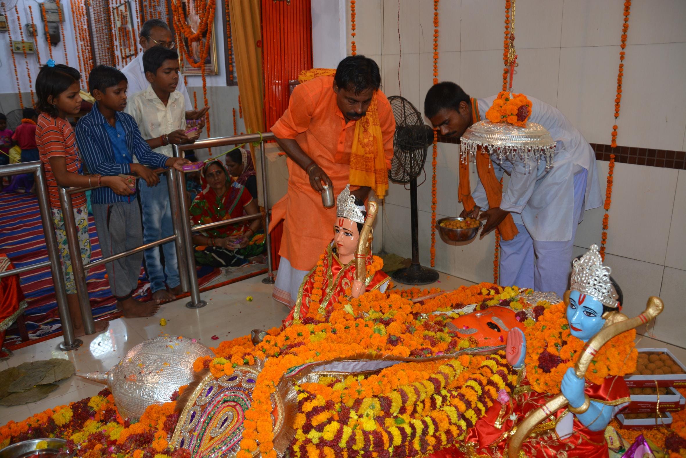lucknowites celebrates bada mangal