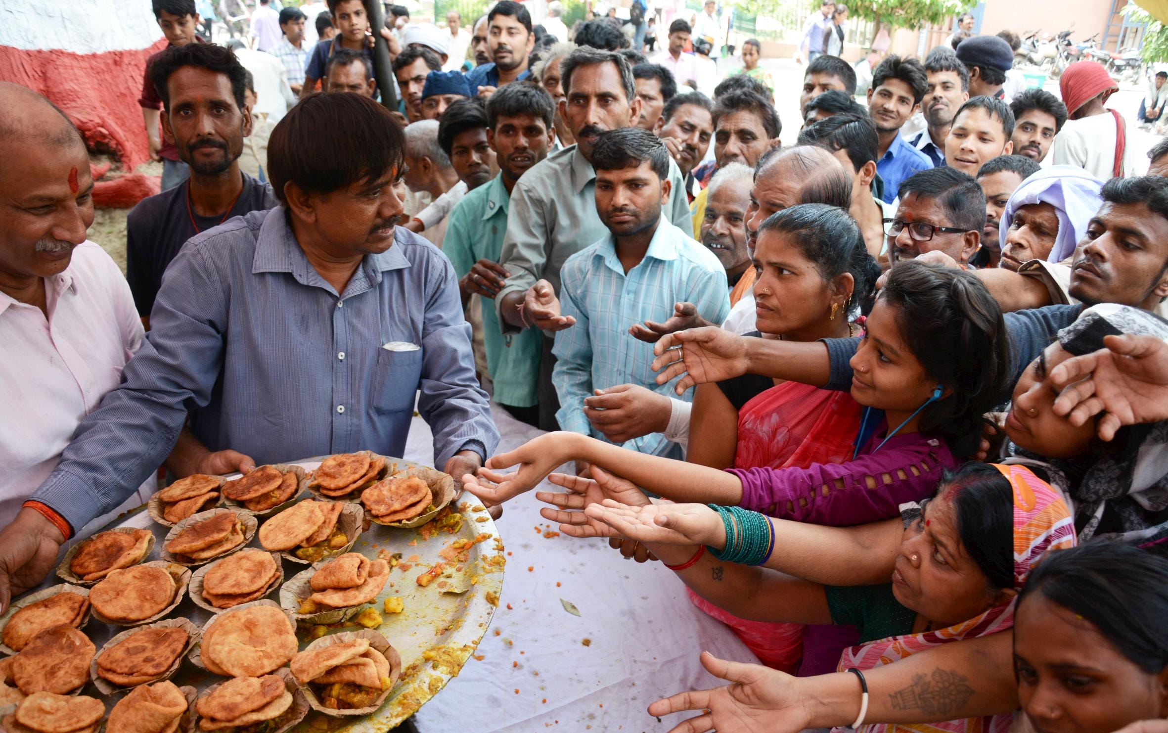 lucknowites celebrates bada mangal
