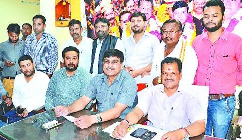 Cantt's candidate Rajendra Gupta also left the BSP
