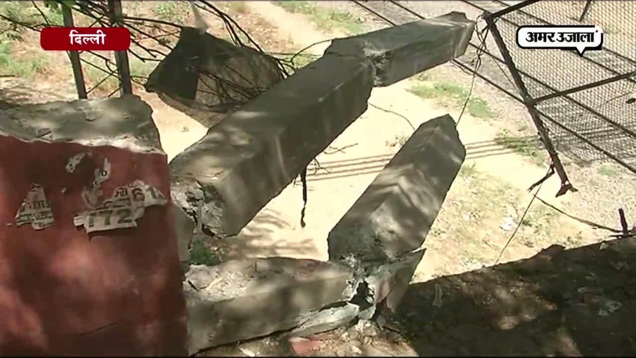 दिल्ली फ्लाईओवर से नीचे गिरी कार