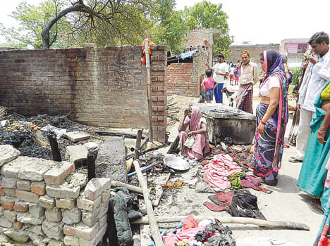 2 house caught fire, goods burn
