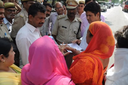peoples protest against graveyard in lucknow 