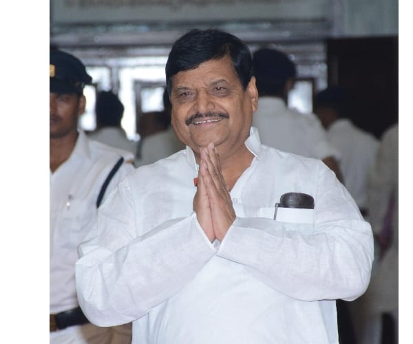 akhilesh yadav ignores uncle shivpal singh yadav.