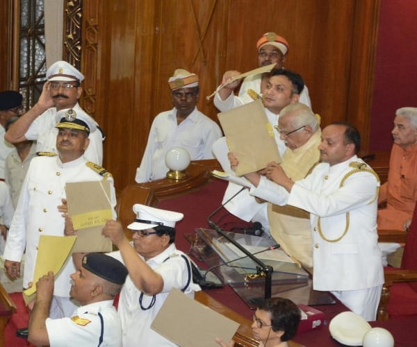  ruckus in Lucknow vidhanmandal during governor's speech.