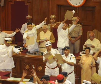  ruckus in Lucknow vidhanmandal during governor's speech.
