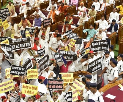  ruckus in Lucknow vidhanmandal during governor's speech.