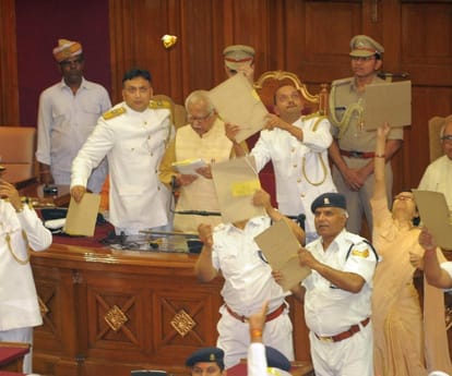  ruckus in Lucknow vidhanmandal during governor's speech.