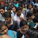 परीक्षा देकर बाहर आते अभ्यर्थी।