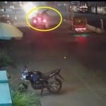 (गोले में) तेज रफ्तार कार की टक्कर से उछलते हुए दोनों साइकिल सवार
