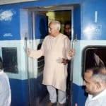 भरतपुर रेलवे स्टेशन पर उतरते हुए मोहन भागवत