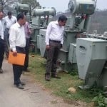 निर्माणाधीन आंवलाघाट पेयजल योजना का निरीक्षण करते अधिकारी