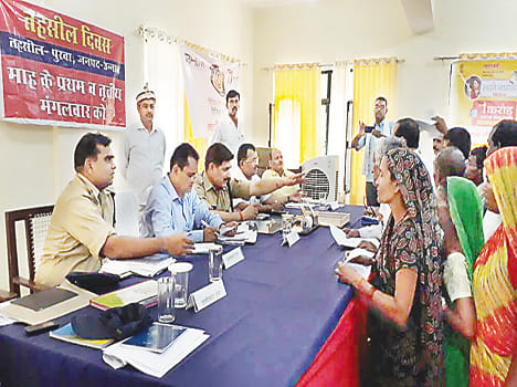 tahaseeladaar ko pratikool pravishti va lekhapaal nilambit