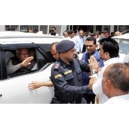 People, ask, questions, keep, scolding, the security, personne, karnal