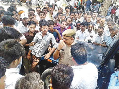 Factory workers' ruckus, jam attempt on the highway