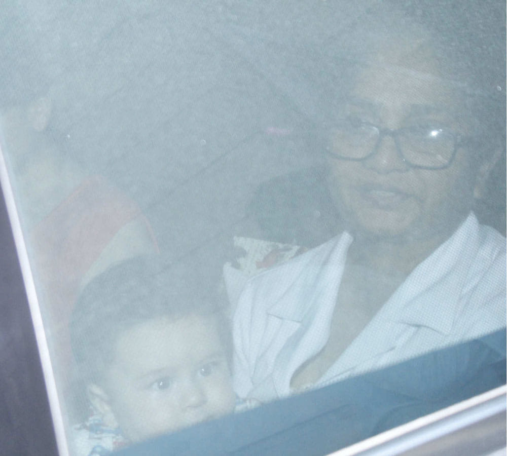 kareena kapoor khan son taimur outing with mommy 