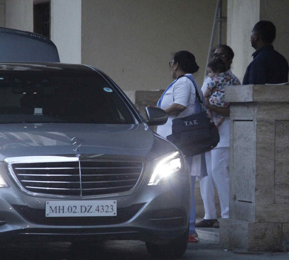 kareena kapoor khan son taimur outing with mommy 