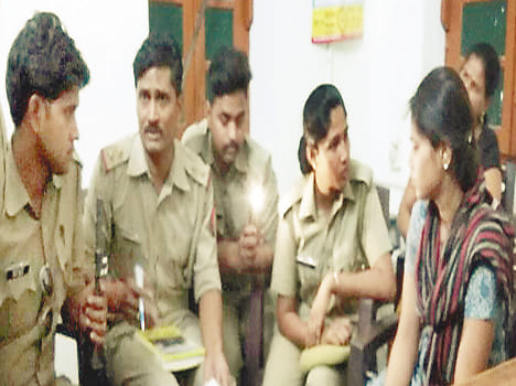 Pistol Girlfriend With Police In Banda With Saheli