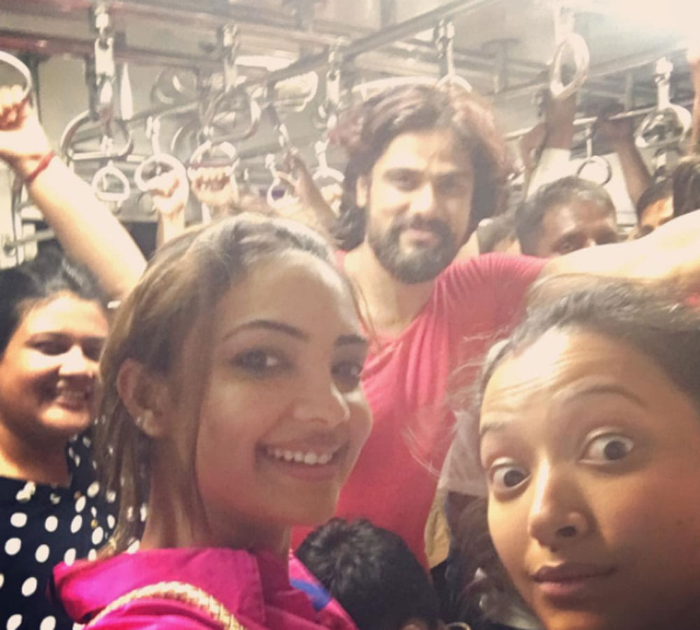 chandra nandani team traveled in mumbai local 
