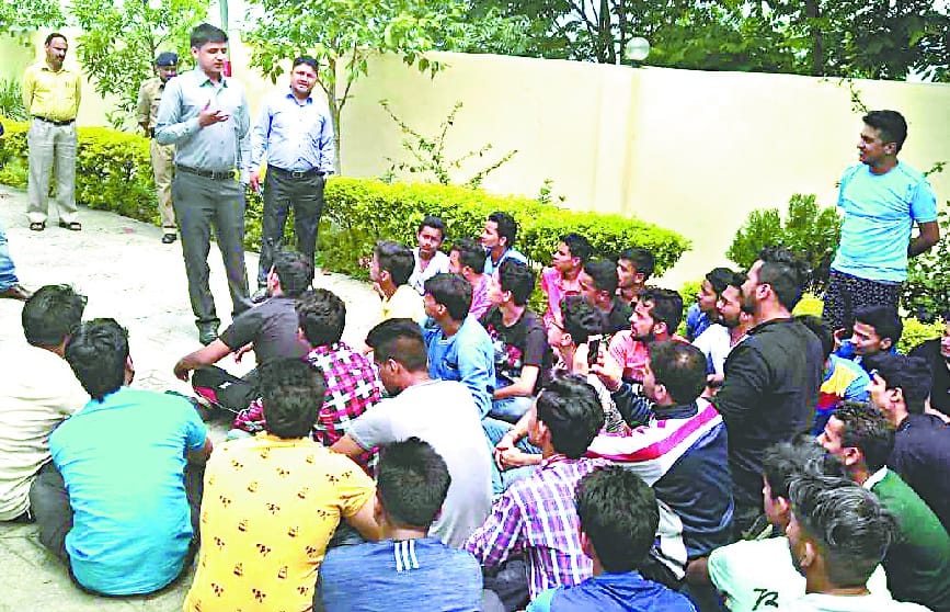 Besheshwar Bazar is closed in protest against DM's transfer