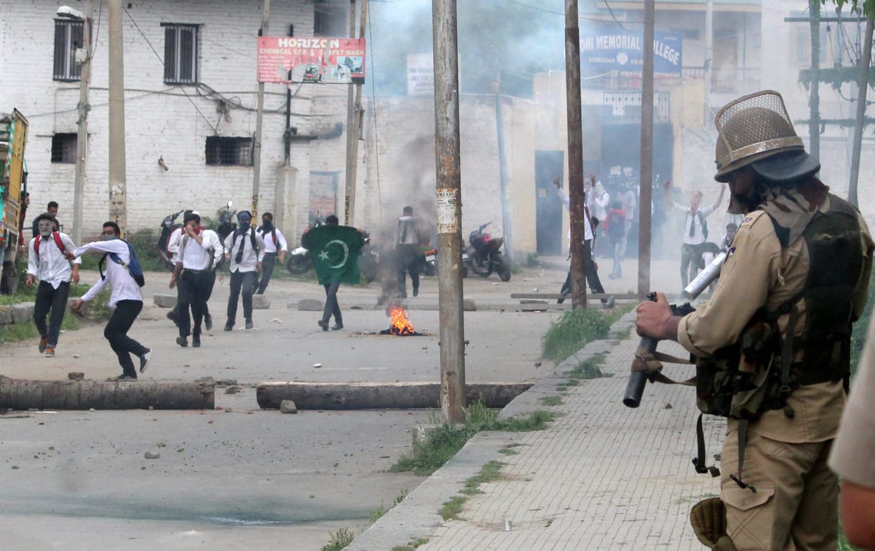 violence protest by student in srinagar