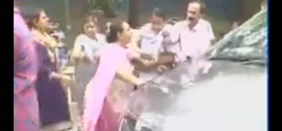 Former employees of a state Govt hospital protest in front of Delhi CM Kejriwal's car