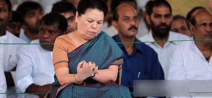 modi government withdraws vip security cover of robert vadra's mother maureen vadra