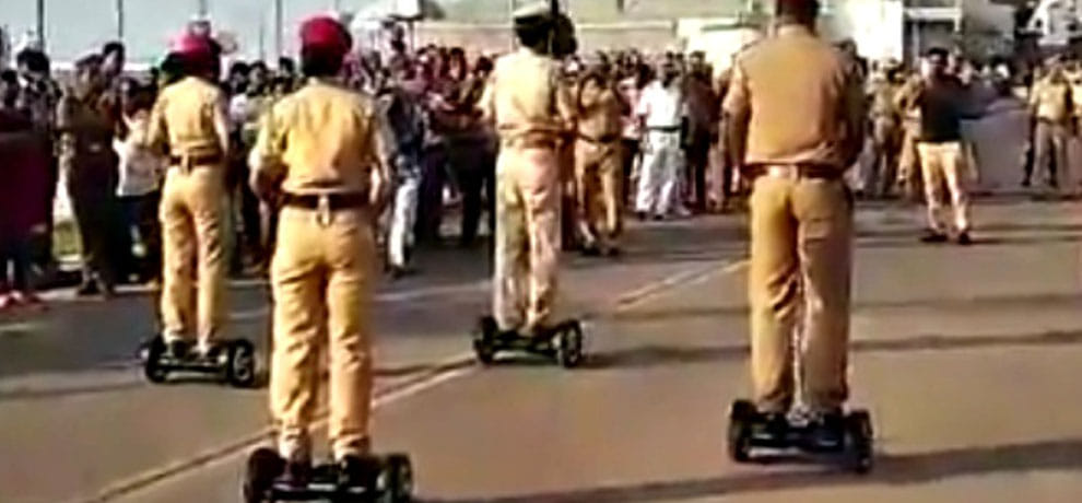 dabish dene gaee pulis par patharaav