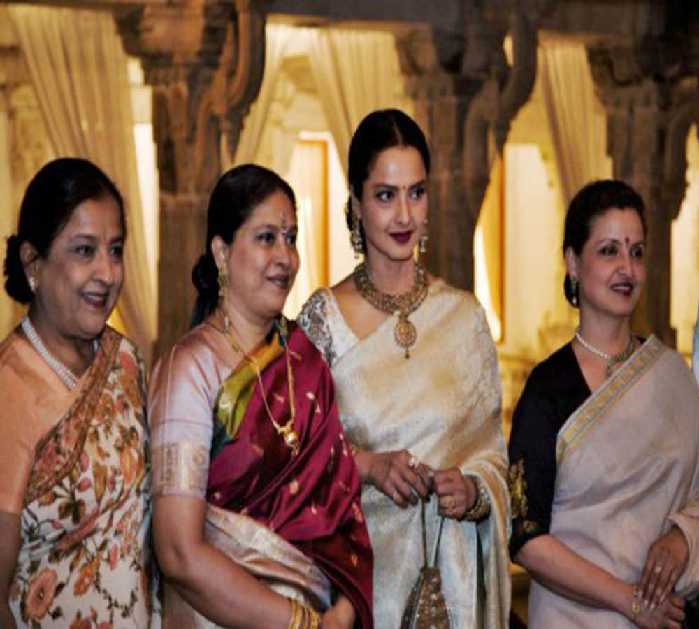 rekha looks beautiful with her 6 sisters photo viral