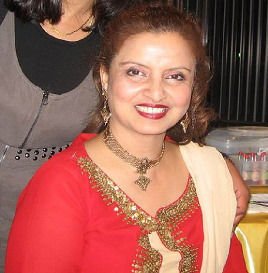 rekha looks beautiful with her 6 sisters photo viral