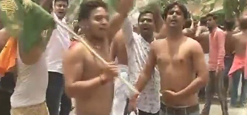 RJD activists protest against bjp office in patna after raid of IT on lalu prasad yadav's places